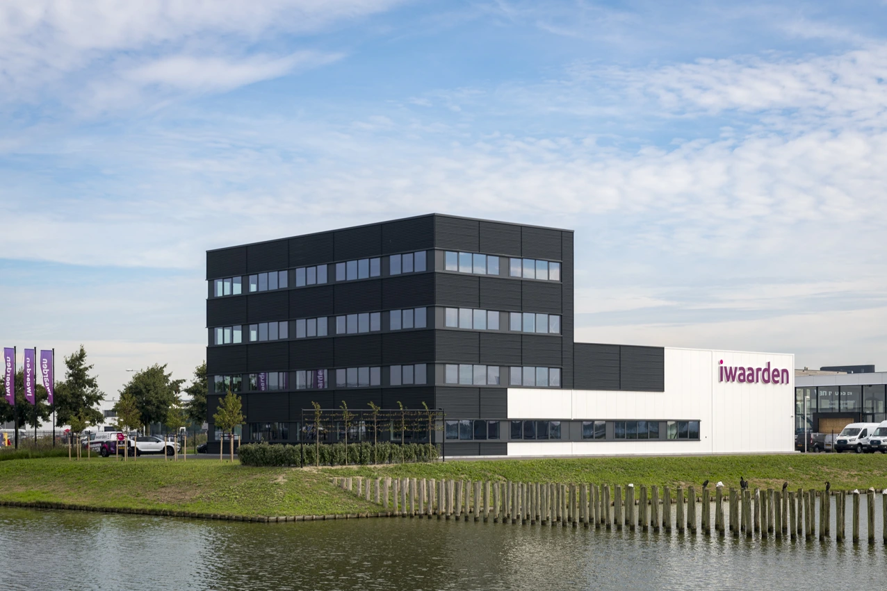Nieuwbouw bedrijfspand Iwaarden